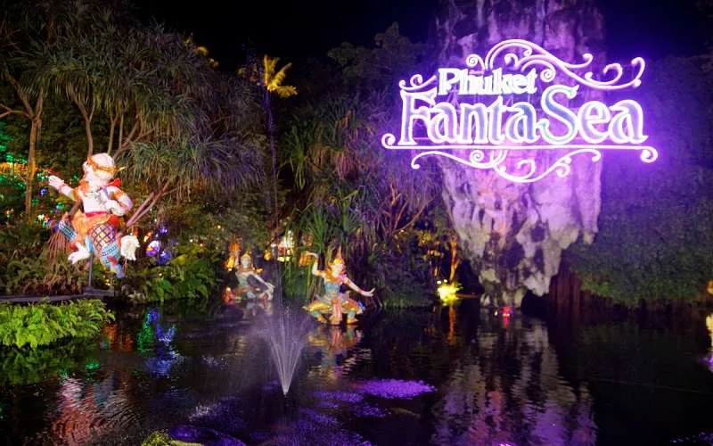 Phuket FantaSea у пляжа Камала: здание театра Palace of the Elephants вечером